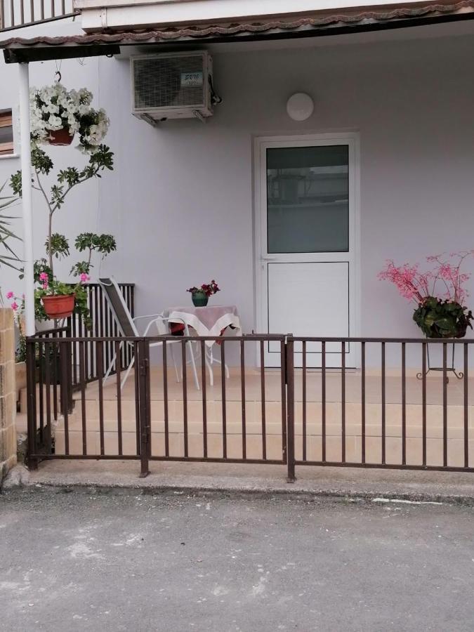 Hamboula Apartment Polis Bagian luar foto
